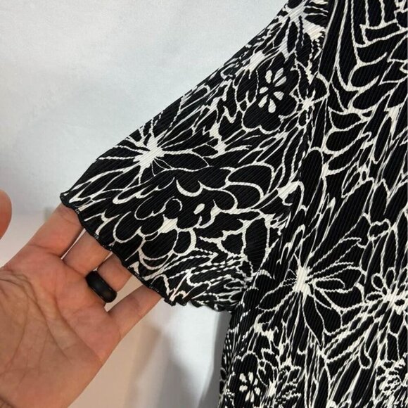 Woman’s tiered, lined dress. Black and white. Crinkle material. Size 8. New cond - Picture 10 of 11